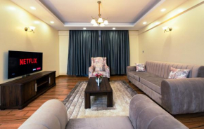 K's Place - Elegant 2 Bedroom Apartment with a Pool & Gym